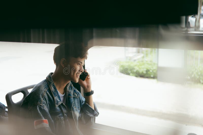 offentlig transport Folk i bussen Asiatisk man som talar på cell P royaltyfria foton offentlig transport Folk i bussen Asiatisk man som talar på cell P royaltyfria foton