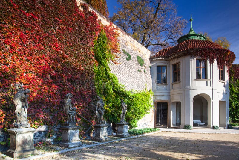 Offentlig trädgård av paradiset i Prague i Tjeckien royaltyfri foto Offentlig trädgård av paradiset i Prague i Tjeckien royaltyfri foto