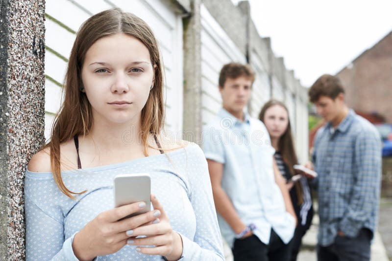 Offer för tonårs- flicka av pennalismen vid textMessaging fotografering för bildbyråer Offer för tonårs- flicka av pennalismen vid textMessaging fotografering för bildbyråer