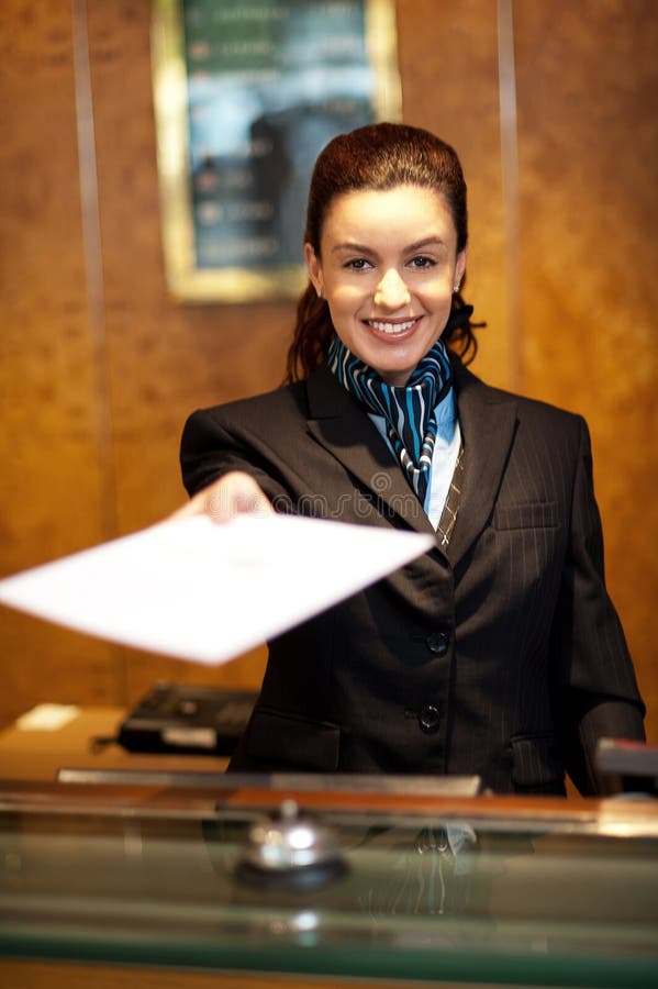 Offerta femminile allegra del receptionist immagine stock Offerta femminile allegra del receptionist immagine stock