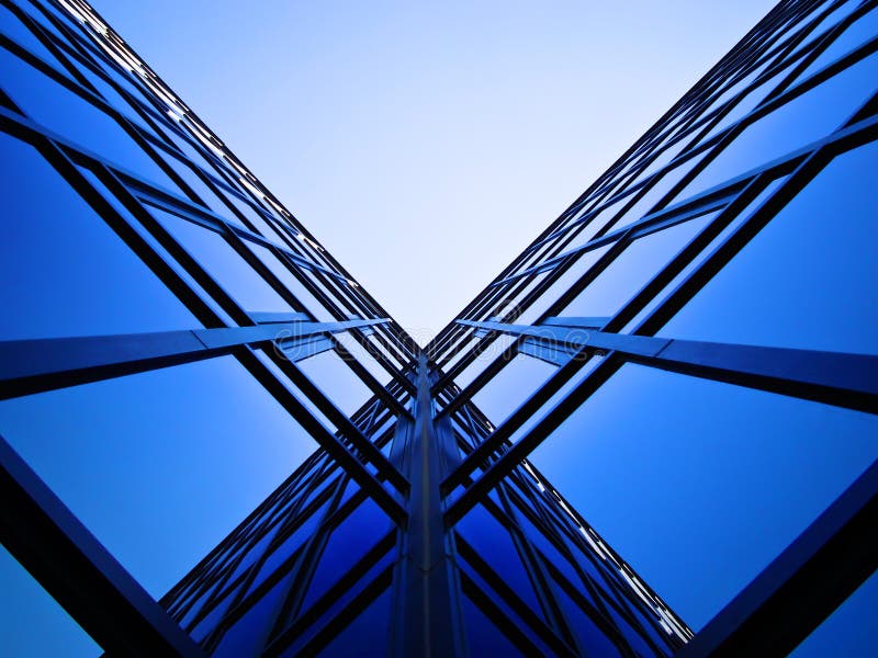 Blau reflektierenden Bürogebäude Wand.