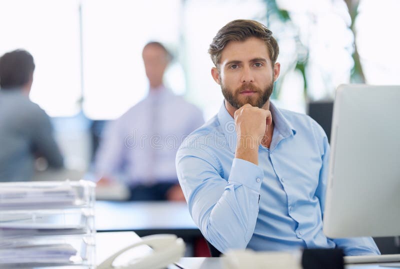 Office businessman e ritratto con computer per pensare l'aggiornamento delle pagine e le informazioni online. rete maschile di car immagini stock