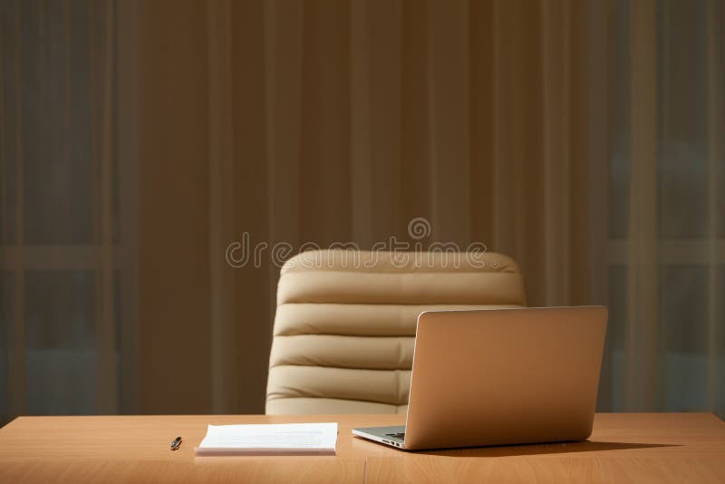 Laptop auf Schreibtisch im Büro, im leeren Raum.