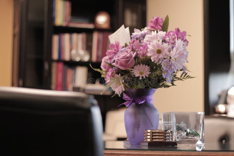розы в вазоне интерьер Faux floral arrangement, Flower arrangement designs, Beau
