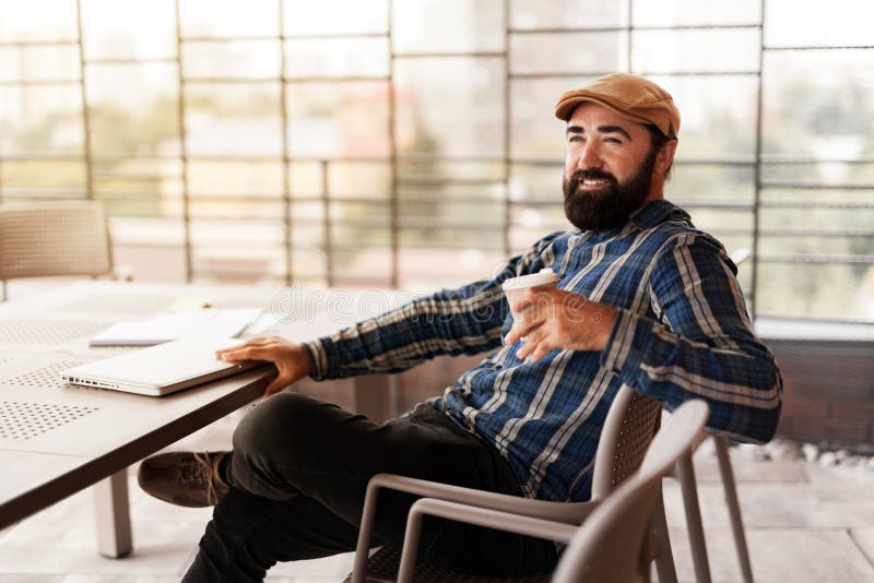 Office-mannen som lättar på kaffekoppen på kreativa utanför arbetsplatsen arkivbild Office-mannen som lättar på kaffekoppen på kreativa utanför arbetsplatsen arkivbild