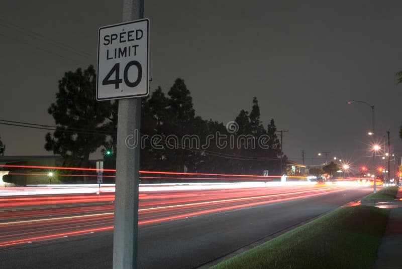 Noche las luces de operación de acuerdo a 40 kilómetros para lección velocidad límite.