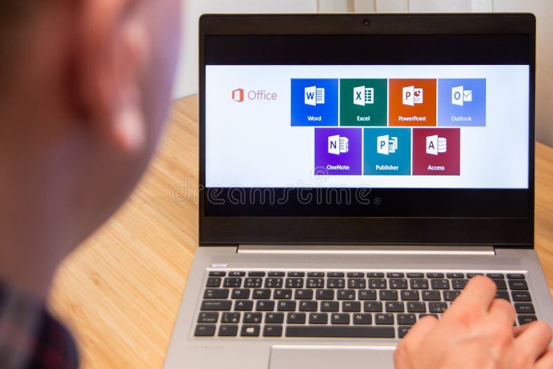 Office 365由笔记本电脑上的人使用 Microsoft客户使用的计算机软件 新产品由IT专家测试 库存照片 Office 365由笔记本电脑上的人使用 Microsoft客户使用的计算机软件 新产品由IT专家测试 库存照片