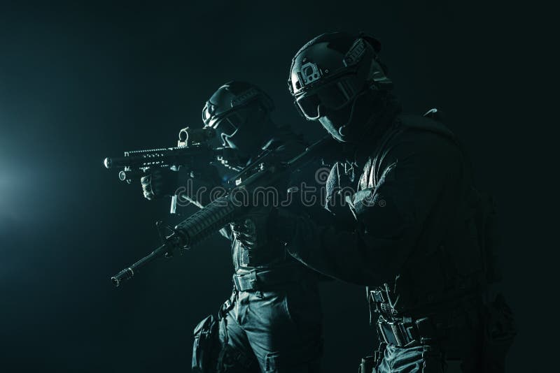 OfficersSWAT della polizia dei ops di spec. fotografie stock OfficersSWAT della polizia dei ops di spec. fotografie stock