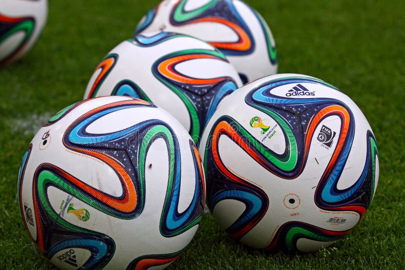 Close-up oficial FIFA 2014 bola da Copa do Mundo (Brazuca ) — Fotografia de  Stock Editorial © katatonia82 #47647399