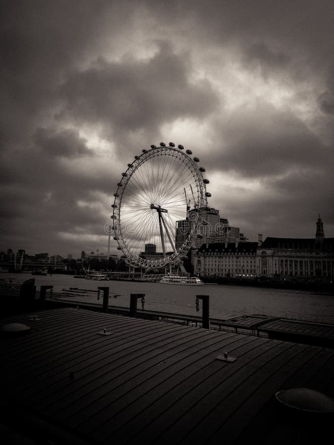 The Official London Eye,cloudy weather