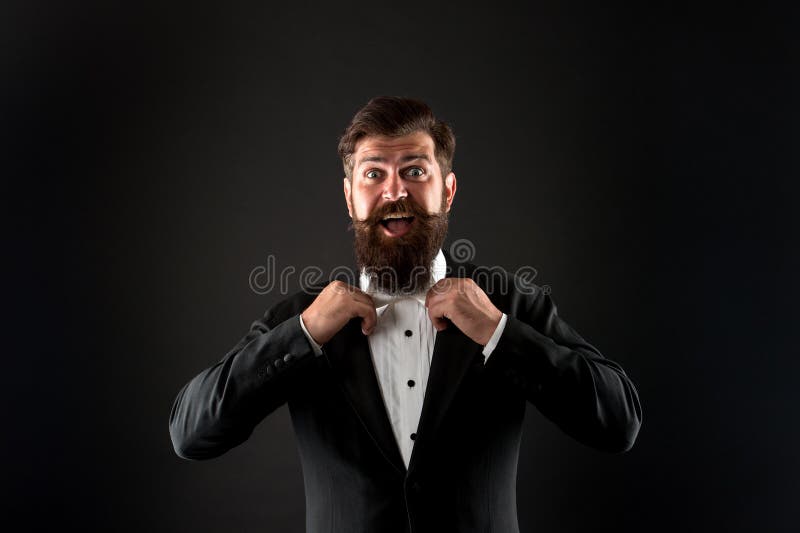 Perfekter Brautigam Bartiger Mann Mit Fliege Gut Gekleidetes Skrupulos Ordentliches Hippie Gesellschaftsanzugsmoking Unterschied Stockbild Bild Von Brautigam Fliege