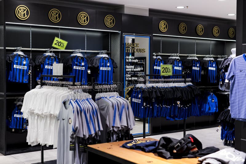 Offizieller Inter und Mailand des Speicher-FC, Kleidung und Schuheteam von Andenken und von Utensilien für Fans des Teams und des lizenzfreie stockfotos Offizieller Inter und Mailand des Speicher-FC, Kleidung und Schuheteam von Andenken und von Utensilien für Fans des Teams und des lizenzfreie stockfotos