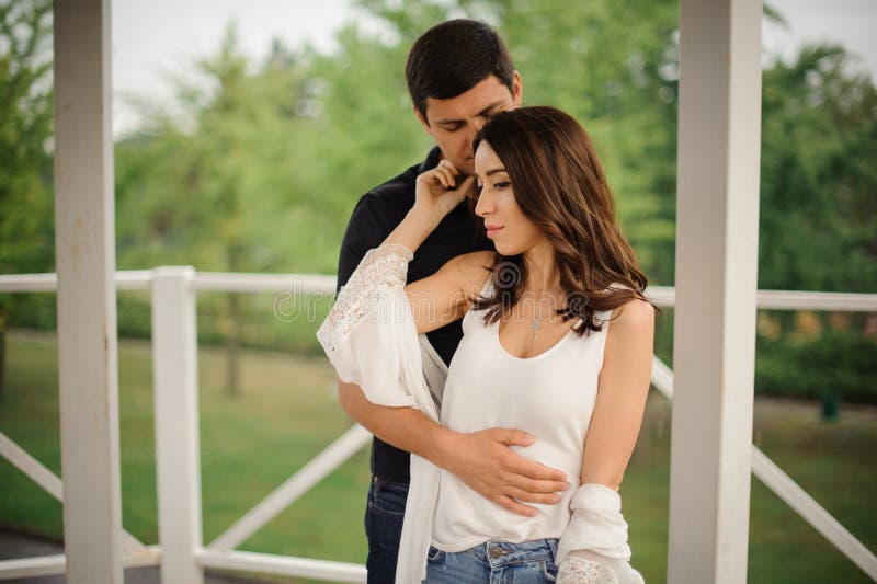 Offrez dehors l'histoire d'amour de la beaux femme et homme photo stock Offrez dehors l'histoire d'amour de la beaux femme et homme photo stock