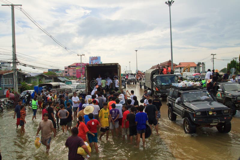 Offrez en donnant de la nourriture pour des victimes d'inondation photographie stock Offrez en donnant de la nourriture pour des victimes d'inondation photographie stock