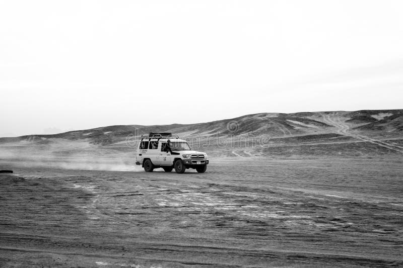 Offroad pojazdu jeżdżenie przez piasek diun w pustyni, Hurghada, obraz royalty free Offroad pojazdu jeżdżenie przez piasek diun w pustyni, Hurghada, obraz royalty free