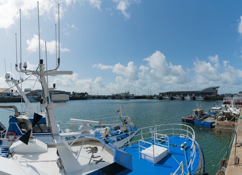 Offshore-vissersboten in de commerciële haven en haven van Granville aan de kust van Normandy royalty-vrije stock foto Offshore-vissersboten in de commerciële haven en haven van Granville aan de kust van Normandy royalty-vrije stock foto