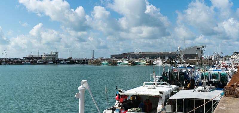 Offshorefiskefartyg i Granvilles handelshamn och hamn vid Normankusten fotografering för bildbyråer Offshorefiskefartyg i Granvilles handelshamn och hamn vid Normankusten fotografering för bildbyråer