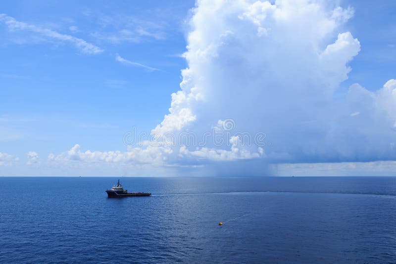 Offshoreversorgungs-Schiff für Erdölbohrungs-Anlage lizenzfreies stockfoto Offshoreversorgungs-Schiff für Erdölbohrungs-Anlage lizenzfreies stockfoto