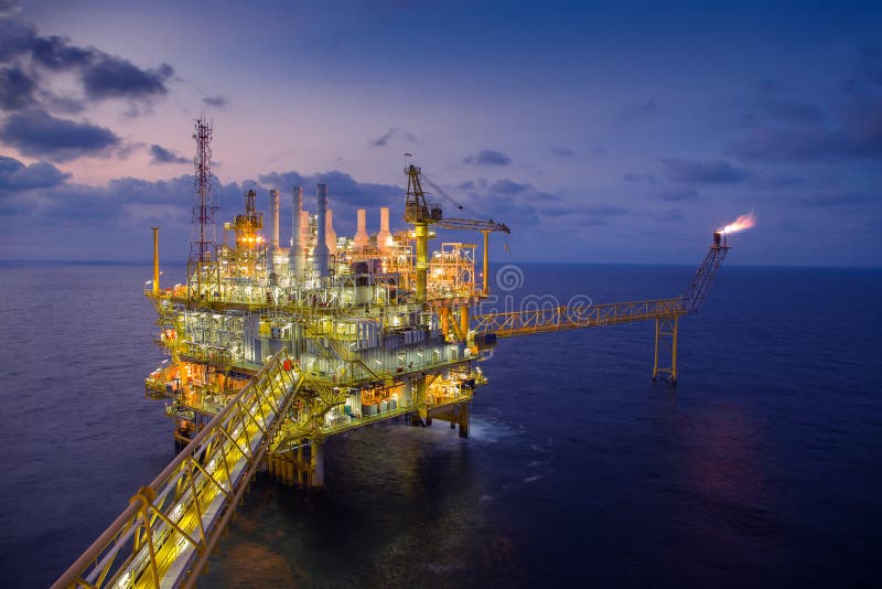 Offshorezentrale Verarbeitungsplattform des öls und des Gases produzierte Gas und Rohprodukt dann sendete Raffinerie zur an Land Offshorezentrale Verarbeitungsplattform des öls und des Gases produzierte Gas und Rohprodukt dann sendete Raffinerie zur an Land