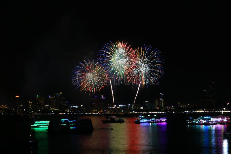offuschi i fuochi d'artificio rossi verdi dell'oro sulla spiaggia ed il colore della riflessione sulla superficie dell'acqua fotografia stock offuschi i fuochi d'artificio rossi verdi dell'oro sulla spiaggia ed il colore della riflessione sulla superficie dell'acqua fotografia stock