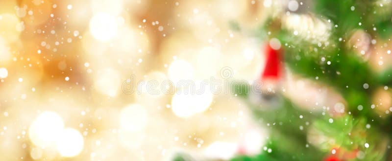 Offuschi l'albero di Natale e il bokeh dell'oro con neve