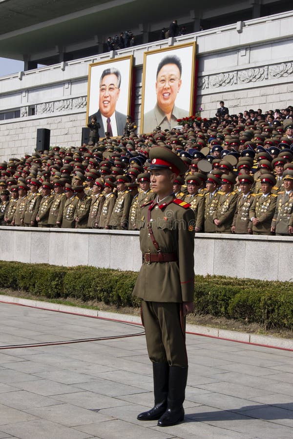 Oficiais de exército norte-coreanos na parada militar