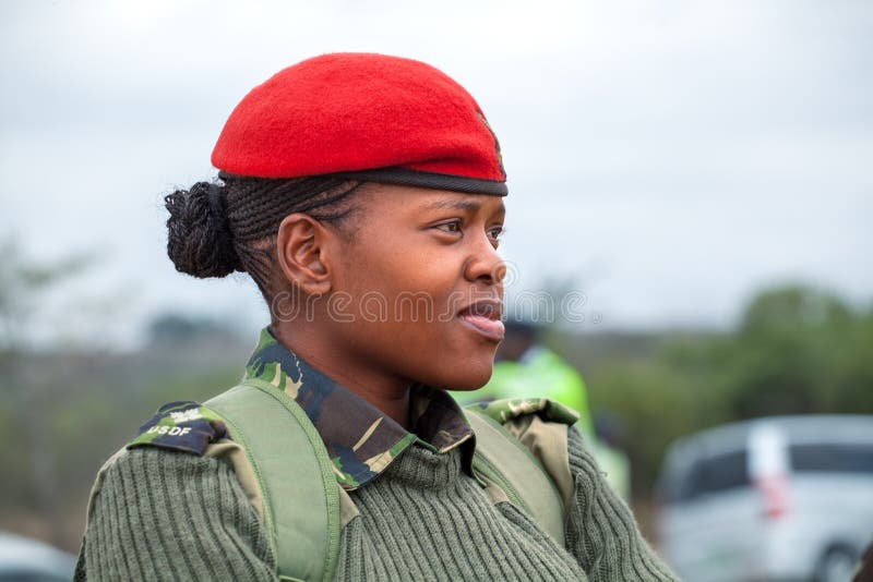 Oficial Africano Joven De La Mujer En Boina Roja Y El Uniforme Verde De La Fuerza De Defensa De Umbutfo Swazilandia USDF Imagen de editorial - Imagen de activo, ejército: 149528054