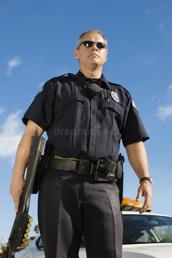 Oficial de policía Holding Weapon