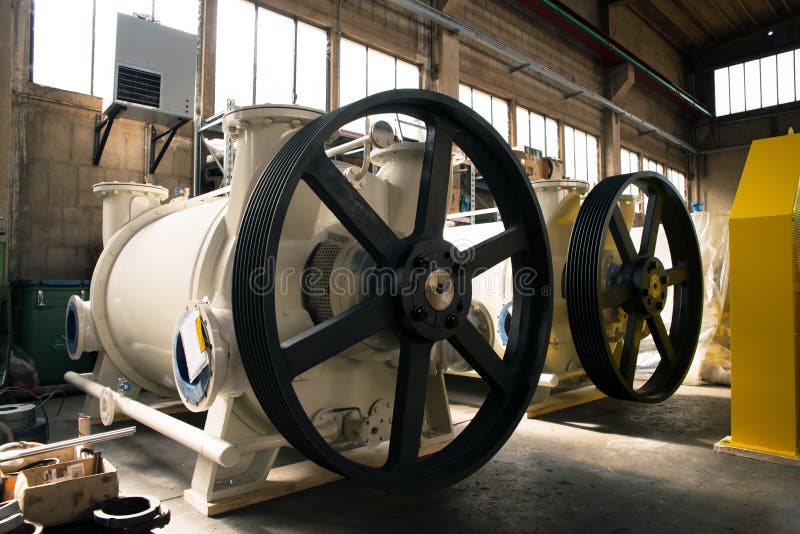Oficina: construção de bombas de vácuo imagem de stock Oficina: construção de bombas de vácuo imagem de stock