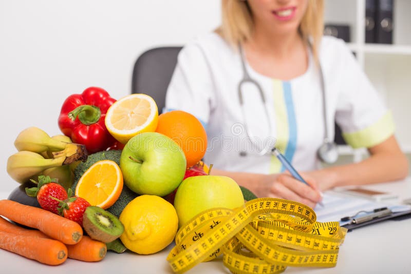 Oficina del coche de la salud con las verduras y cinta métrica imagenes de archivo Oficina del coche de la salud con las verduras y cinta métrica imagenes de archivo