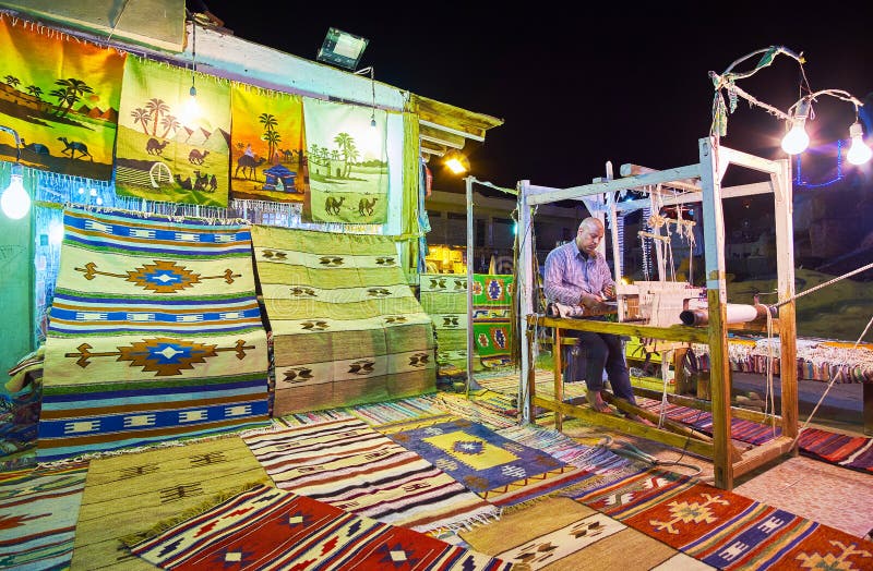 A oficina do tapete no bazar velho do Sharm el Sheikh, Egito fotografia de stock A oficina do tapete no bazar velho do Sharm el Sheikh, Egito fotografia de stock