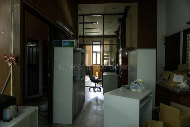 Oficina sucia, sucia y abandonada, luz pobre imagen de archivo libre de regalías Oficina sucia, sucia y abandonada, luz pobre imagen de archivo libre de regalías