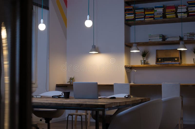 Muebles de oficina ligeros en el medio de la habitación diseño de la sala  de oficina ilustración 3d