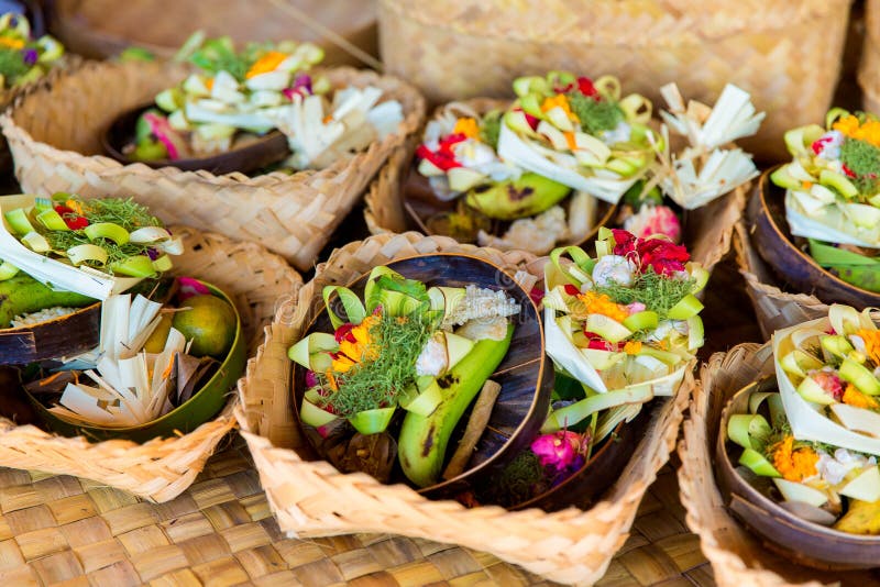 Ofrendas tradicionales del balinese a dioses en Bali con las flores y foto de archivo libre de regalías Ofrendas tradicionales del balinese a dioses en Bali con las flores y foto de archivo libre de regalías