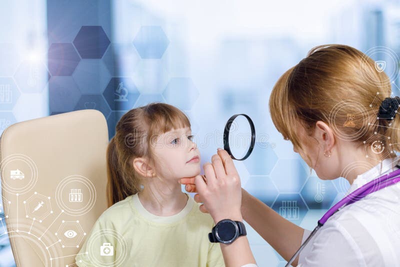 Oftalmolog patrzeje małego dziecka ono przygląda się przez magnifier zdjęcia stock Oftalmolog patrzeje małego dziecka ono przygląda się przez magnifier zdjęcia stock