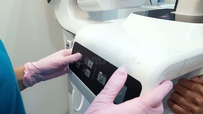 Oftalmologo che controlla vista paziente, attrezzatura medica moderna, assistenza sanitaria statale immagine stock libera da diritti Oftalmologo che controlla vista paziente, attrezzatura medica moderna, assistenza sanitaria statale immagine stock libera da diritti