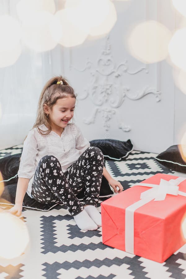 Oförsiktig, leende en liten kvinna som har jultid och julklappar royaltyfri fotografi