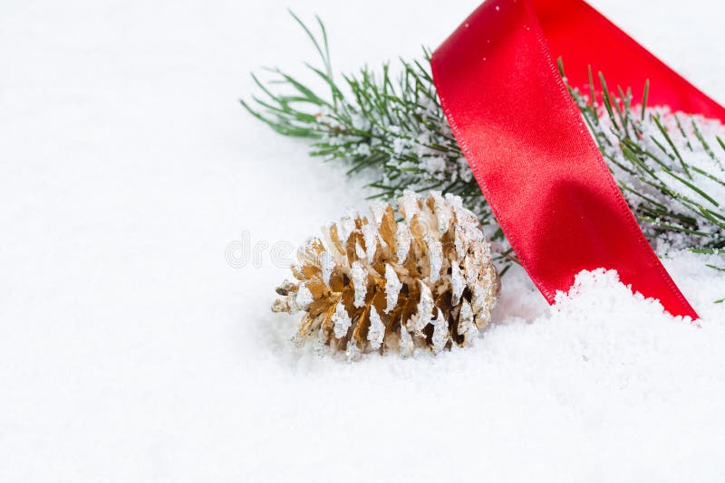 Oggetti di Natale su neve fotografia stock libera da diritti Oggetti di Natale su neve fotografia stock libera da diritti