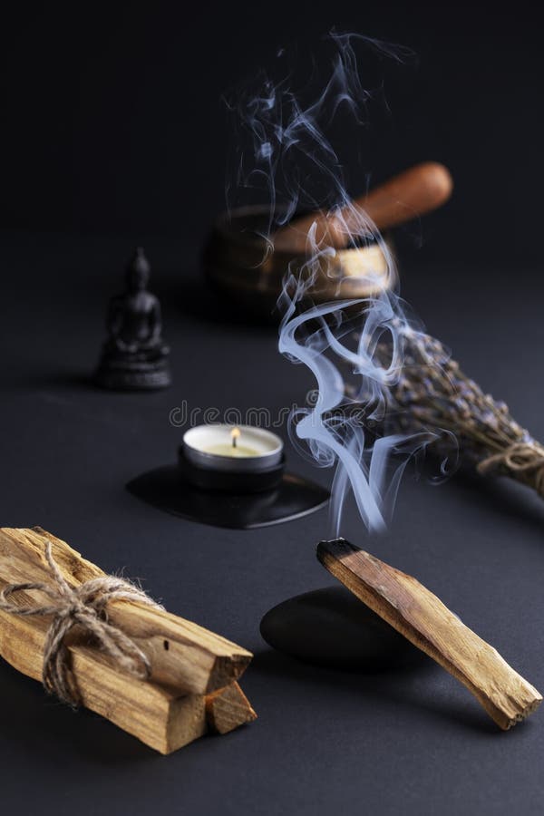 Oggetti Rituali Per Meditazione E Rilassamento. Fotografia Stock - Immagine  di domestico, pulizia: 231488852