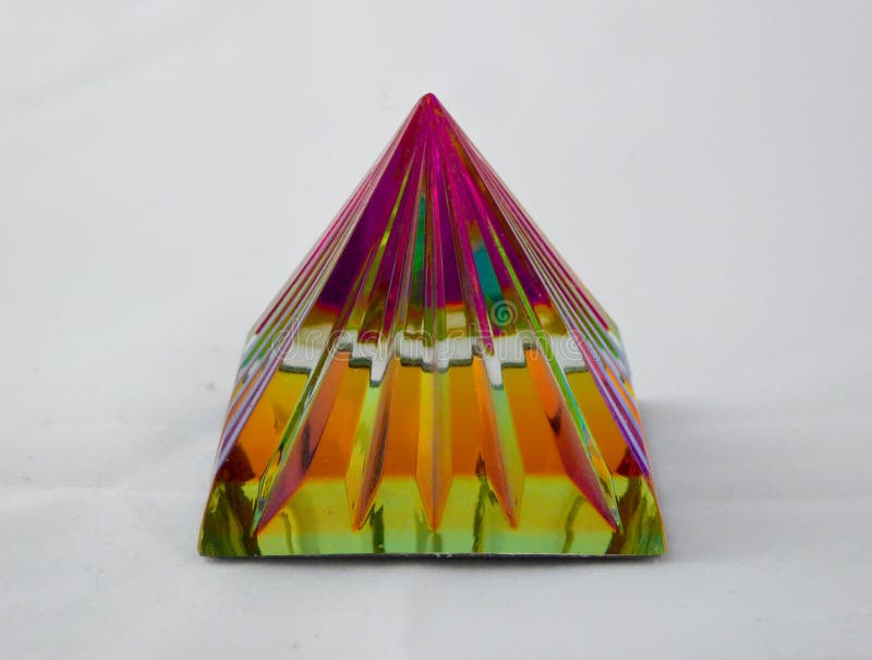 Oggetto di cristallo Colourful della piramide immagini stock libere da diritti Oggetto di cristallo Colourful della piramide immagini stock libere da diritti