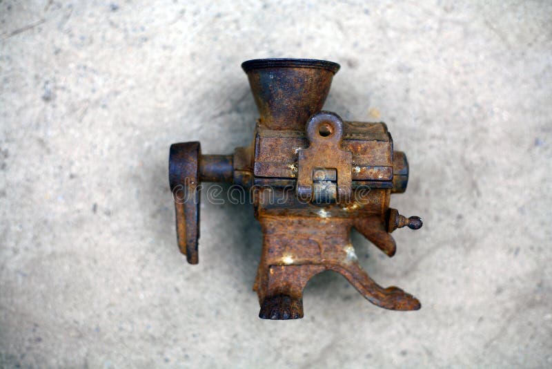 Vecchio Motore Elettrico Con Una Puleggia (isolata) Immagine Stock -  Immagine di puleggia, magnete: 23036857