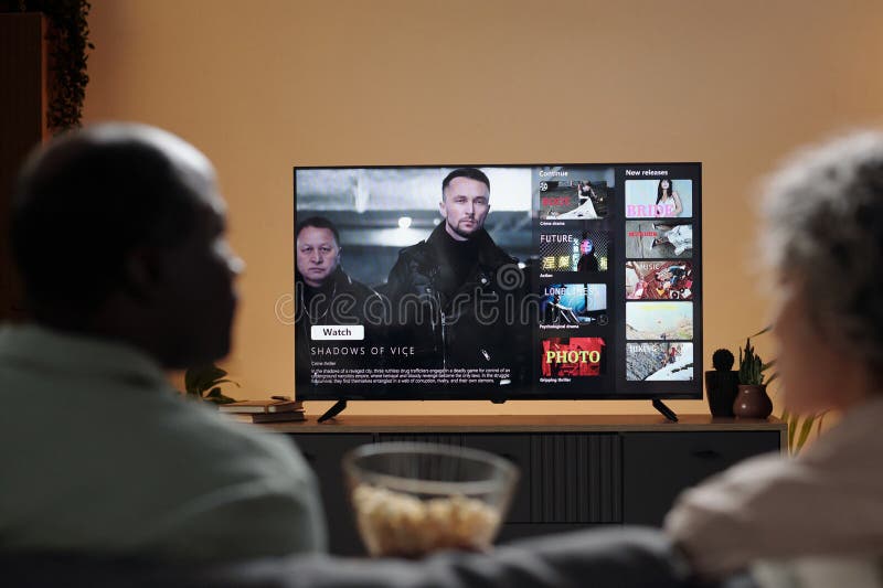 Oglądanie filmu akcji na ekranie Living Room TV zdjęcie royalty free