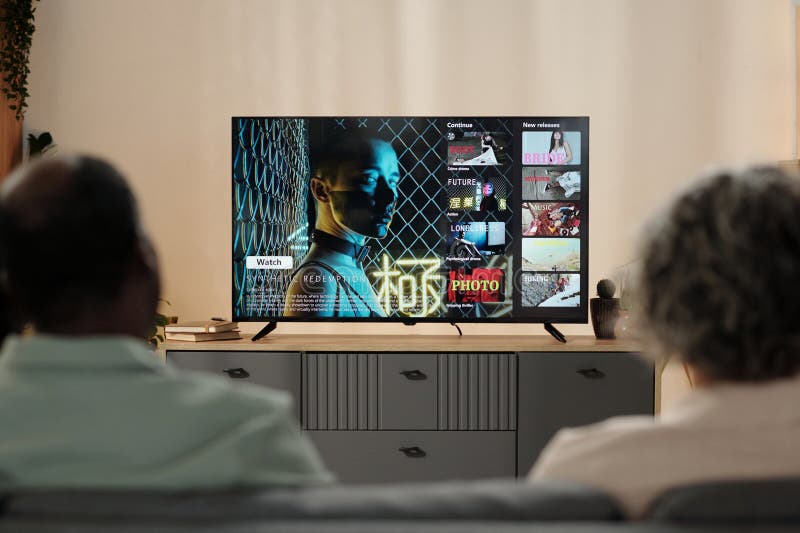Oglądanie seriali telewizyjnych w telewizji Modern FlatScreen Television obrazy stock