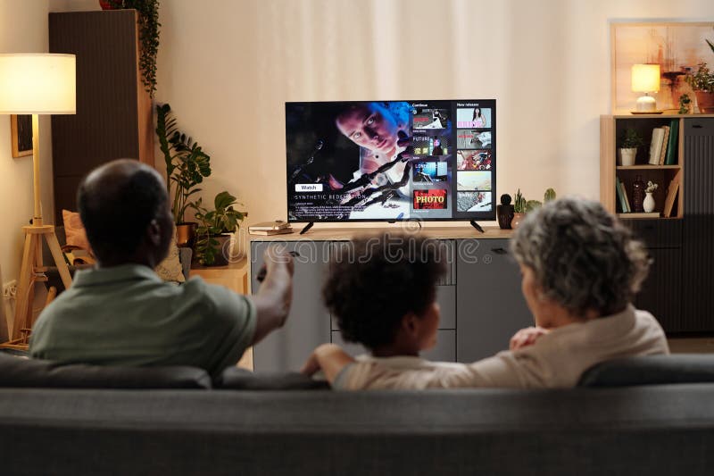 Oglądanie telewizji razem w przytulnym pokoju dziennym fotografia stock