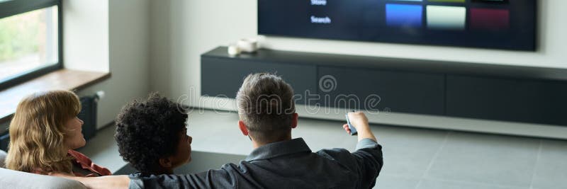 Oglądanie telewizji w nowoczesnym pokoju dziennym obraz royalty free