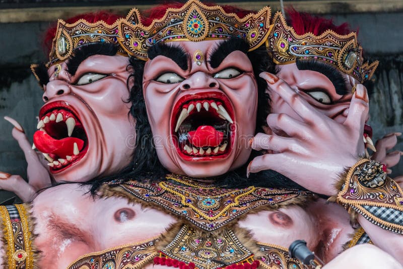 Ogoh-Ogoh, statua del demone fatta per la parata di Ngrupuk condotta la vigilia del giorno di Nyepi Primo piano fotografia stock Ogoh-Ogoh, statua del demone fatta per la parata di Ngrupuk condotta la vigilia del giorno di Nyepi Primo piano fotografia stock
