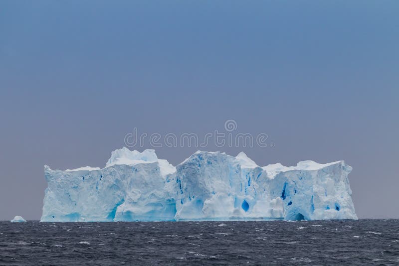 Ogromna góra lodowa z wybrzeża Antarctica dzwonił Ślubnego tort zdjęcia stock Ogromna góra lodowa z wybrzeża Antarctica dzwonił Ślubnego tort zdjęcia stock
