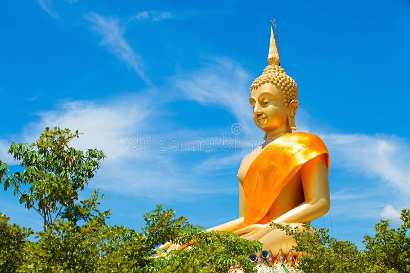 Ogromna Piękna Złota Buddha statua z niebieskim niebem obrazy stock Ogromna Piękna Złota Buddha statua z niebieskim niebem obrazy stock