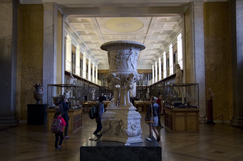 Ogromny tripod artykuły w British Museum Londyn zdjęcie royalty free