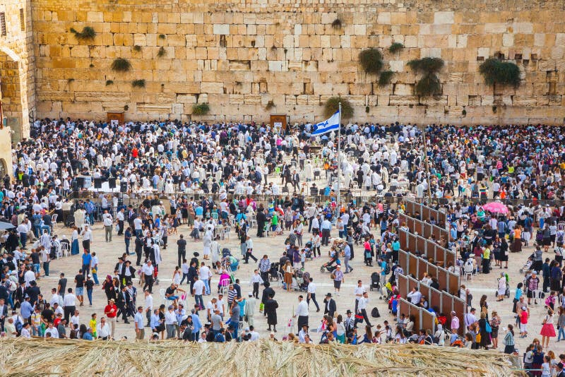 Jesień wakacje Sukkot w Jerozolima ścienny świątynia western Ogromny tłum żyd dla modlitwy zbierał na kwadracie